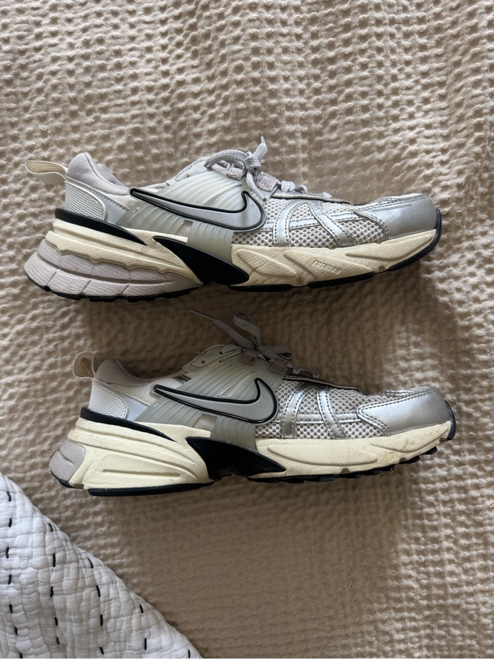 Nike Sneakers V2K Run Shoes - Picture 2 of 6